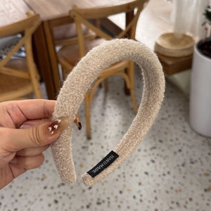 Serre-tête épais en peluche beige pour femme avec étiquette faite main pour l'hiver
