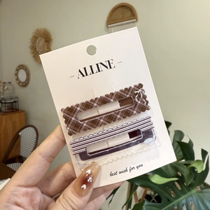 Lot de deux pinces à cheveux à carreaux stylées avec motifs nœuds sur carte blanche