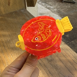Traditionele Chinese haarklem in de vorm van een vis van rood gemarmerd acetaat