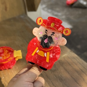 Traditionele God van Rijkdom haarklem van rood acetaat met gouden muntelementen