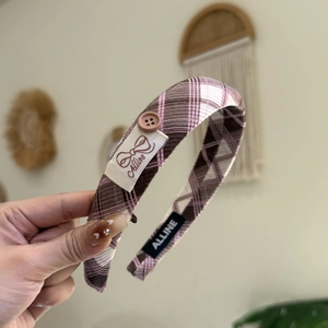 Serre-tête vintage à carreaux rose et marron avec bouton et détail de nœud