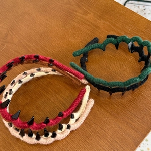Detail von gestricktem Antirutsch-Haarband-Set in fünf Farben mit wellenförmigem Design