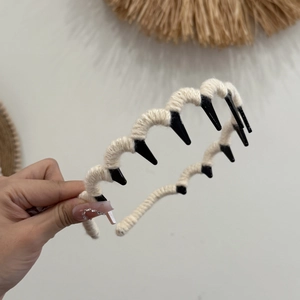 Böhmisches Stirnband in Off-White mit Garnumwicklung und rutschfesten Zähnen