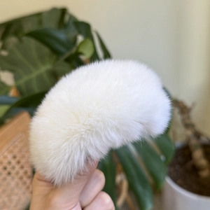 Elegante witte faux konijnenbont haarklem voor winterse hoge paardenstaart kapsels