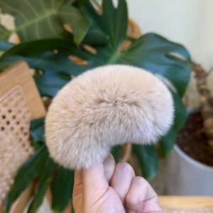 Elegante pluche haarklem in beige voor hoge paardenstaarten en stijlvolle winterlooks