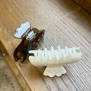 Elegant thick acetate shark hair clips in tortoiseshell brown and pearl white colors