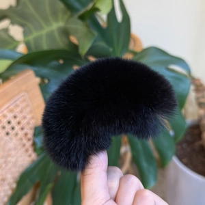 Elegante zwarte faux fur haarklem voor hoge paardenstaart in een vintage ontwerp