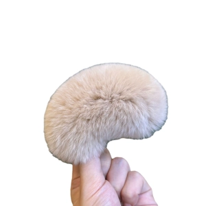 Elegante beige haarclip van imitatie konijnenbont voor paardenstaarten in herfst winter