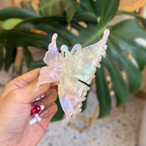 Pince à cheveux papillon en acétate irisé élégante avec finition nacrée colorée