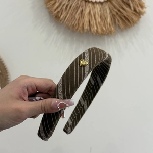 Brown knitted striped headband with golden heart metal charm and anti-slip teeth design