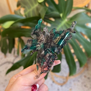 Pince à cheveux papillon faite main avec texture marbrée émeraude et lettrage doré chic