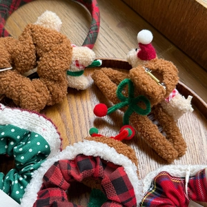 Vue détaillée des accessoires cheveux de Noël à carreaux rouges avec pince à ours en peluche