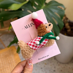 Barrette chien peluche de Noël avec carreaux rouges et mini écharpe de fête