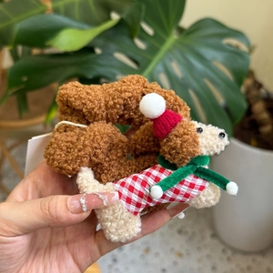 Chouchou peluche chiot de Noël avec chemise à carreaux rouge et écharpe verte cheveux