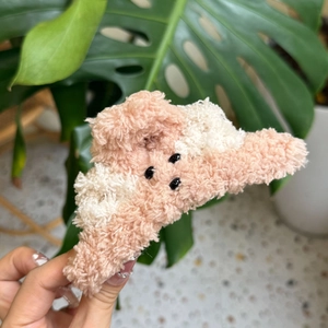 Schattige roze pluche hondenhaarklem met zachte teddyvacht en vrolijk dierontwerp