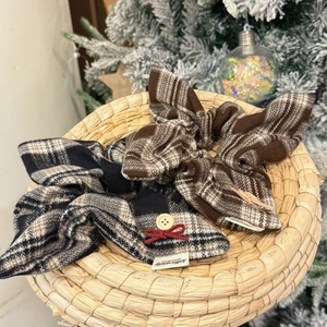 Vintage Plaid Fabric Scrunchie With Wood Button Bow French Style Ruffled Hair Tie For Women Daily Hair Accessories