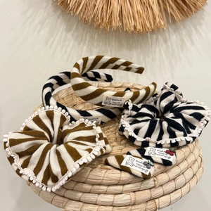 Elegante Juego de Accesorios para el Cabello de Tela a Rayas para Mujer Parche de Oso Dulce Diademas de Punto Coleteros y Clips BB Diario