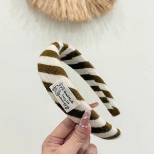 Diadema de punto a rayas marrones y beige con detalle de etiqueta de oso artesanal
