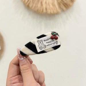 Pasador BB tejido a rayas hecho a mano con etiqueta de oso y adorno de cereza