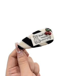 Pinza para el pelo de punto con rayas blancas y negras con dije de cereza y oso lindo