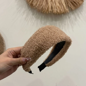 Serre-tête large en peluche kaki pour femme avec texture douce en fausse fourrure