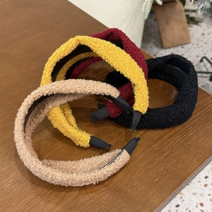 Vue détaillée de bandeaux en peluche de différentes couleurs avec dents intérieures antidérapantes