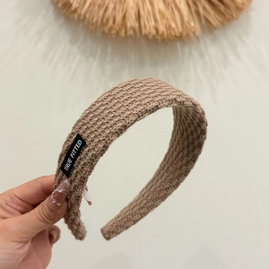 Handgewebter breiter Haarreif in Erdbraun mit einem schwarzen True Fitted Textiletikett