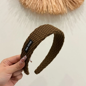 Braunes Strickstirnband mit TRUE FITTED Label aus strukturierter dicker Wolle
