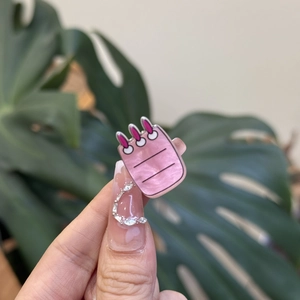 Cute pink acrylic notebook hair clip accessory with glitter texture and y2k style