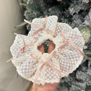 Chouchou en dentelle blanche avec nœuds en satin rose pour un style vintage doux