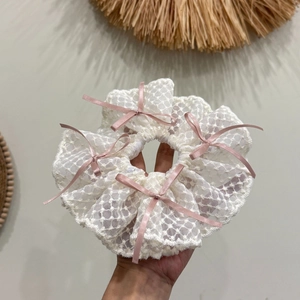 Chouchou en dentelle blanche avec nœuds en soie rose dans un design fait à la main
