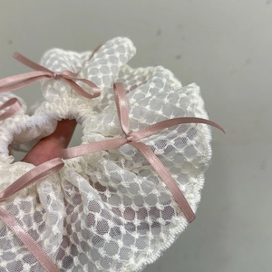 Chouchou élégant en dentelle blanche avec nœuds en satin rose pour coiffure douce
