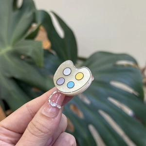 Detail of heart-shaped palette hair clip with pearlescent finish and four color spots