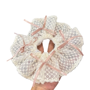 Grand chouchou en dentelle blanche avec petits nœuds en satin rose pour style doux