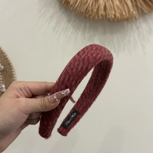 Serre-tête épais en fausse fourrure bordeaux avec étiquette fait main accessoire hiver femme