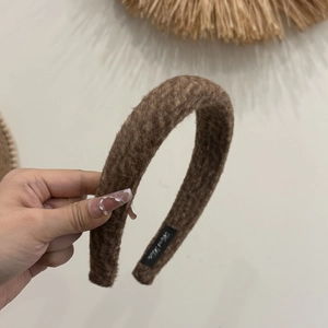 Serre-tête large en peluche marron café avec texture douce et épaisse pour l'automne
