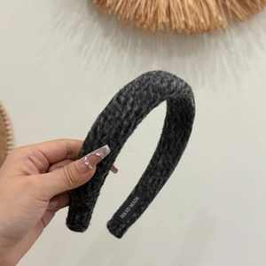 Détail de la texture grise du serre-tête avec étiquette tissée Hand Made à l'intérieur