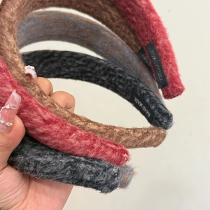 Vue détaillée de serre-têtes en laine pelucheuse faits main aux couleurs d'automne
