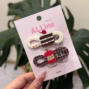 Joli ensemble de deux barrettes à cheveux avec motifs gâteau et pomme sur carte rose