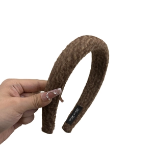 Serre-tête épais en peluche marron avec texture moelleuse pour un look volumineux