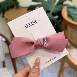Eleganter Haarclip mit Stoffschleife in Morandi-Rosa und silbernem Metallemblem