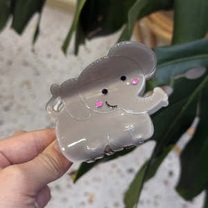 Vue détaillée d'une pince à cheveux en acétate en forme d'éléphant gris mignon pour femme