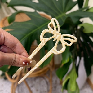 Elegante fermaglio per capelli a farfalla in acetato con ali traforate e marmo