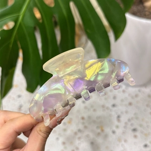 Pince à cheveux irisée effet sirène en acétate avec motif floral marbré holographique