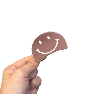 Pince à cheveux motif smiley mignon en acétate marron foncé au design circulaire