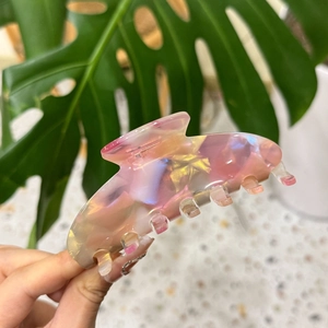 Pince à cheveux en acétate rose marbré avec motifs floraux holographiques pour femme