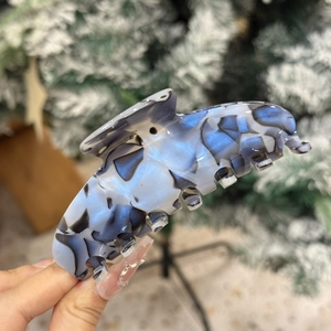 Pince à cheveux chic en acétate style sombre avec motif marbré bleu coloré