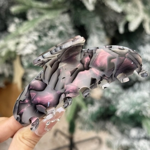 Grosse pince à cheveux en acétate marbré sombre avec des reflets violets métalliques chic