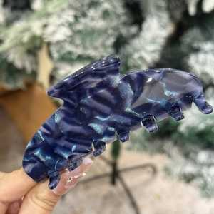 Détail macro d'une pince à cheveux marbrée bleue avec effets pailletés galaxie