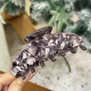 Détail d'une pince à cheveux en acétate avec motif de marbre gris violet de haute qualité